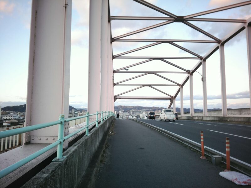 PaperShootで撮った広島県福山市の橋の歩道。白いアーチの鉄骨と水色の手すり