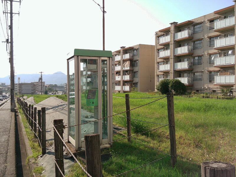 CampSnapのVintageフィルターで撮った広島県福山市の団地と、道沿いに残る緑の公衆電話ボックス